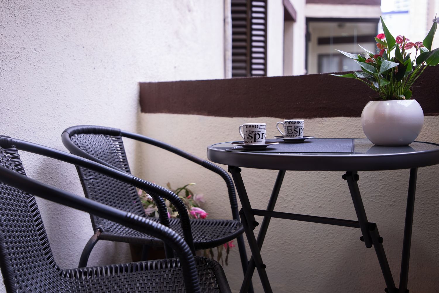 Varanda com mesa para duas pessoas