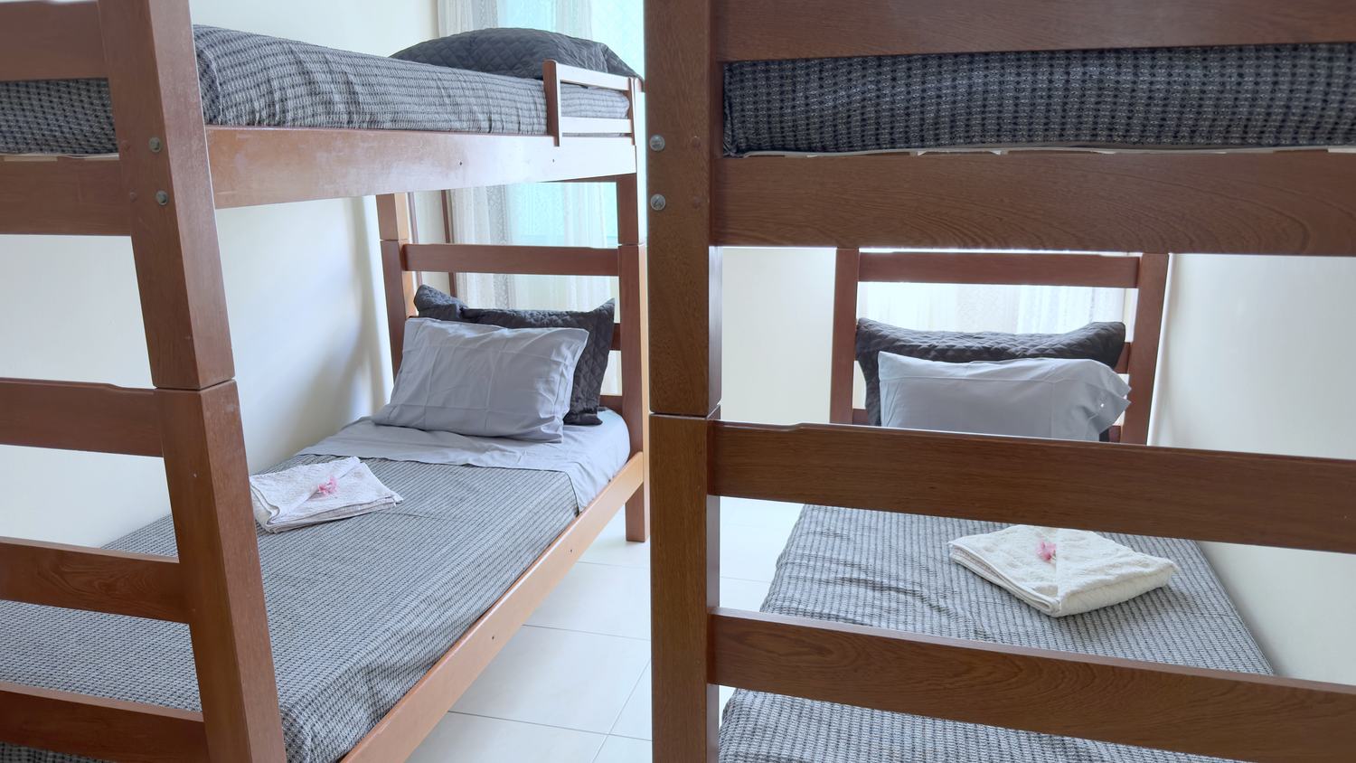 Quarto com dois beliches